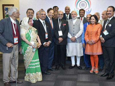 Group Photo: PM #NarendraModi spared some quality time over lunch with Pravasi Bhartiya Samman Awardees 2017 @ PBD venue in Bengaluru on Sunday, 8th Jan.